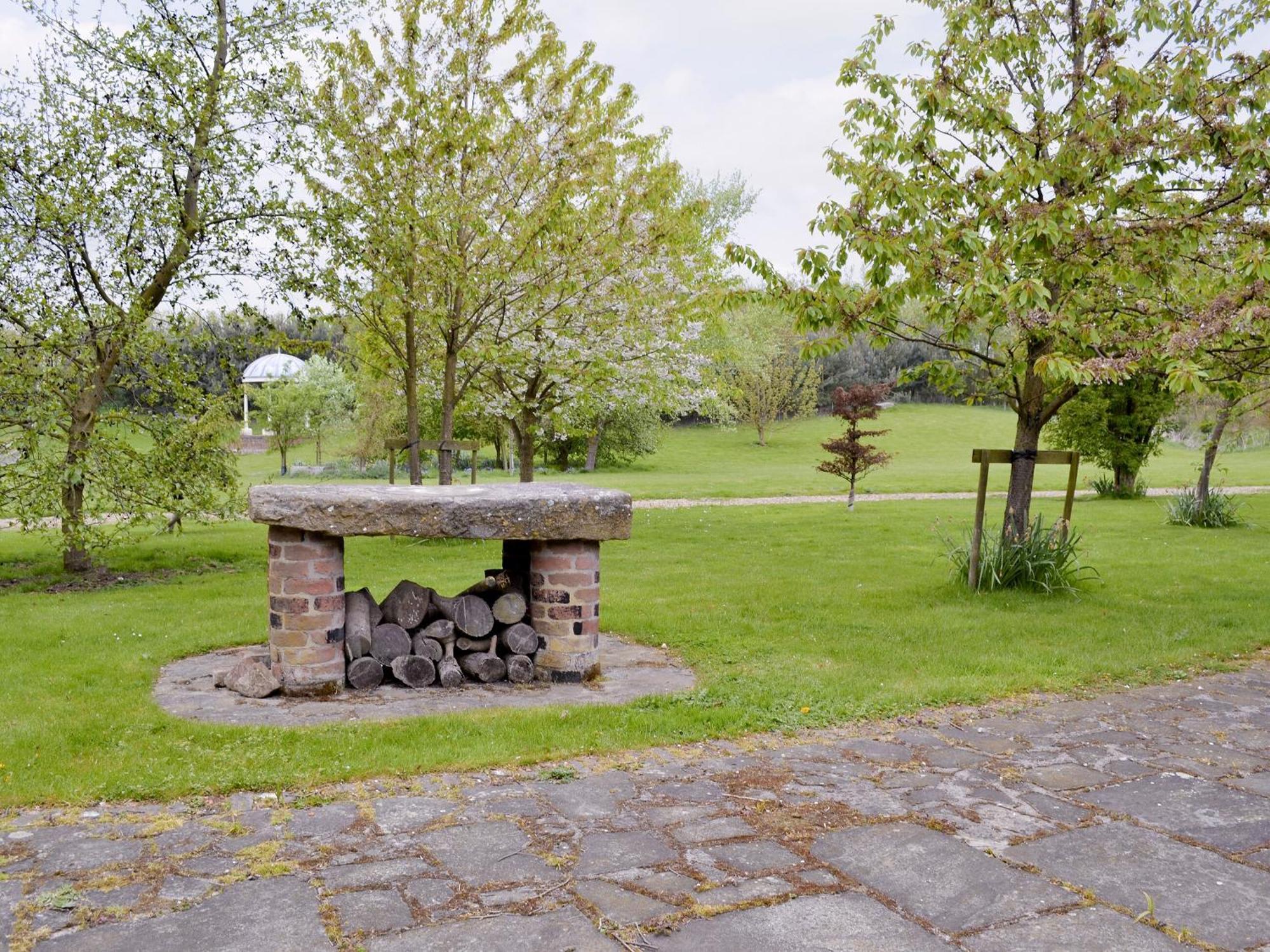 Walled Garden Lodge Ryehill 外观 照片